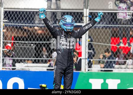 November 2024; Las Vegas, Nevada, USA. F1 Las Vegas Grand Prix; Renntag; George Russell (63) aus Großbritannien und das Mercedes-AMG Petronas F1 Team feiern im parc Ferme nach dem Sieg des Rennens Stockfoto