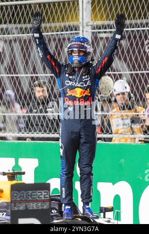 November 2024; Las Vegas, Nevada, USA. F1 Las Vegas Grand Prix; Renntag; Max Verstappen (1) aus den Niederlanden und Team Oracle Red Bull Racing feiert den fünften Platz im Rennen und nach dem Gewinn seiner 4. Formel-1-Weltmeisterschaft Stockfoto