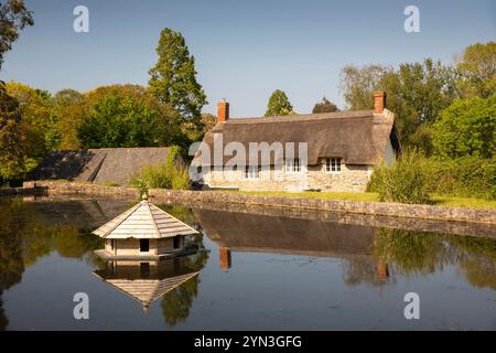 UK, England, Somerset, Quantocks, East Quantockshead, schwimmendes Entenhaus am Dorfteich Stockfoto