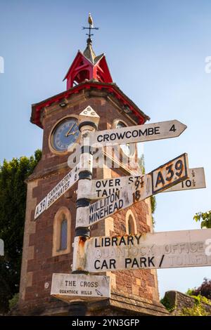 UK, England, Somerset, Quantocks, Nether Stowey, das Kreuz, Wegweiser am Uhrenturm Stockfoto