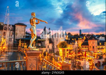 Wunderschöner Brunnen in einem französischen Dorf im Ba Na Hills Park in da Nang in Vietnam bei Sonnenuntergang Stockfoto