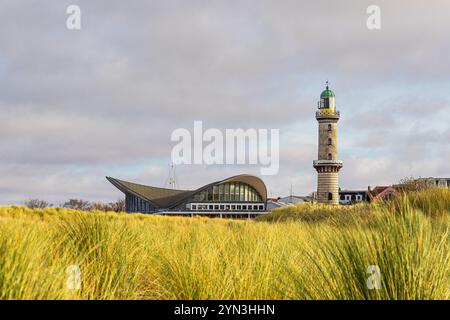 Leuchtturm und Gebäude Teepott am Ufer der Ostsee in Warnemünde, Deutschland. Stockfoto