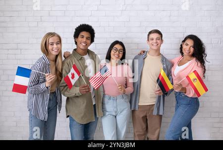 Immigranten aus verschiedenen Ländern und Austausch von Schülern in der Sprachschule Stockfoto