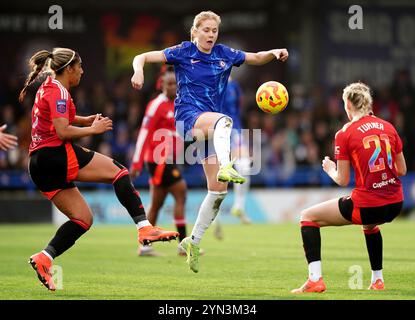 Sjoeke Nusken von Chelsea und Millie Turner von Manchester United kämpfen um den Ball während des Spiels der Barclays Women's Super League in Kingsmeadow, London. Bilddatum: Sonntag, 24. November 2024. Stockfoto