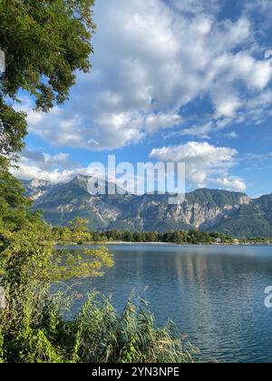 Ein Blick auf den Levico-See an einem sonnigen Frühlingstag Stockfoto