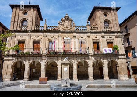 Viana, Spanien - 26. Mai 2024: Rathaus Viana oder Casa Consistorial an der Plaza de Los Fueros Stockfoto