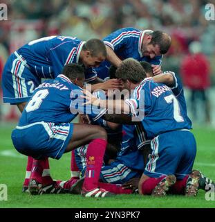 Deutschland. November 2024. firo : 08.07.1998 Fußball: Fußball: Archiv Fotos, Archiv Foto, Archiv Bilder, WM 1998 98 in Frankreich KO Phase Halbfinale Frankreich - Kroatien 2:1 Frankreich Mannschaftsfeier Feier Credit: dpa/Alamy Live News Stockfoto