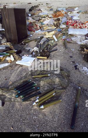 Erster Golfkrieg: 11. März 1991. Sprengköpfe und Verstärker von RPG-7-Raketengranaten, die in der Wüste auf der Route 801 nach um Qasr im Nordosten Kuwaits verstreut waren. Stockfoto