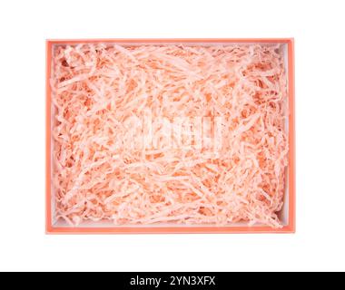 Draufsicht auf leere offene Geschenkbox mit rosa-orangen Schredderpapier – Geschenkboxfüllstutzen. Luxuriöse Geschenkverpackung oder Produkthintergrund. Stockfoto