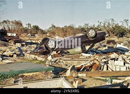 New Orleans, LA, USA - 2005: Umgekippter Wagen und Trümmer aus dem Industrial Canal Levee Break im Lower Ninth Ward nach Hurrikan Katrina Stockfoto