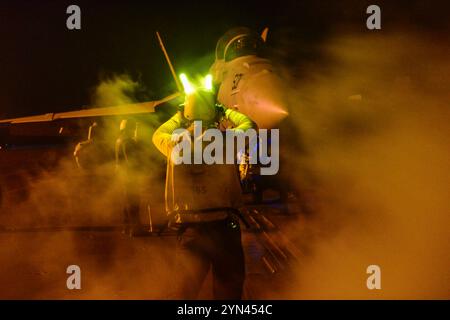 150528-N-KU391-255 5. EINSATZGEBIET DER US-FLOTTE (28. Mai 2015) – ein Fliegerboatswain’s Mate (Handling) leitet einen E/A-18G Growler zum Catapu Stockfoto