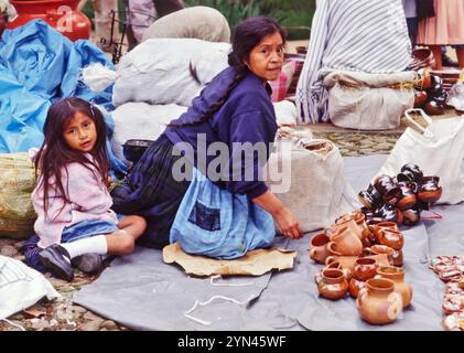 Töpfermarkt am Plaza San Francisco in Patzcuaro, Bundesstaat Michoacan, Mexiko Stockfoto