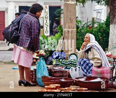 Töpfermarkt am Plaza San Francisco in Patzcuaro, Bundesstaat Michoacan, Mexiko Stockfoto