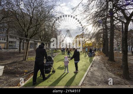 Brüssel, Belgien November 2024. An einem sonnigen Tag in Brüssel am Sonntag, den 24. November 2024, machen die Menschen einen Spaziergang durch den Park. BELGA FOTO NICOLAS MAETERLINCK Credit: Belga News Agency/Alamy Live News Stockfoto