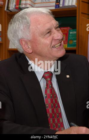 Der ehemalige Fußballmanager von Ipswich Town und England, Sir Bobby Robson, bei einem Unterschreiben seines Buches Farewell but Not Goodbye in Jarrolds, Norwich, Norfolk, Großbritannien Stockfoto