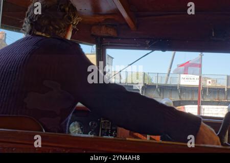 Riverbus am Fluss Wensum, vorbei an der Carrow Bridge, Norwich, Norfolk, Großbritannien Stockfoto