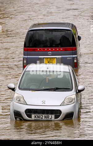 Pontypridd, Wales, Vereinigtes Königreich - 24. November 2024: Autos stecken in Hochwasser in der Nähe des Stadtzentrums fest Stockfoto