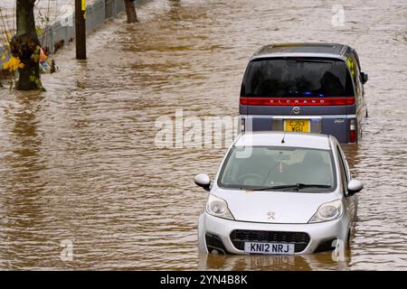 Pontypridd, Wales, Vereinigtes Königreich - 24. November 2024: Autos stecken in Hochwasser in der Nähe des Stadtzentrums fest Stockfoto