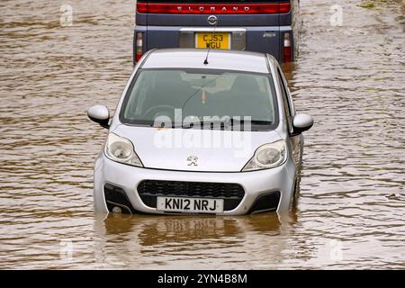 Pontypridd, Wales, Vereinigtes Königreich - 24. November 2024: Autos stecken in Hochwasser in der Nähe des Stadtzentrums fest Stockfoto