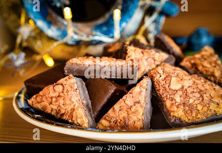 Weihnachts-Snacks Nussdreiecke und Pyramidenkuchen auf einem Teller Stockfoto