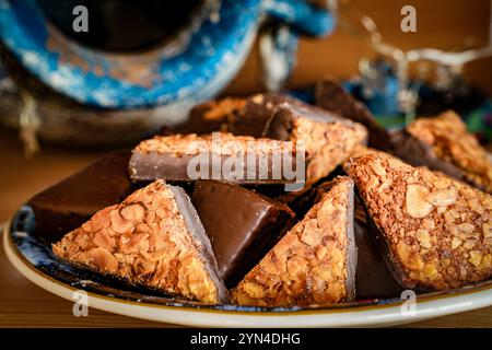 Weihnachts-Snacks Nussdreiecke und Pyramidenkuchen auf einem Teller Stockfoto