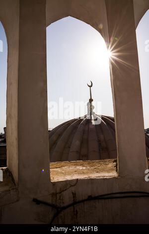 Mondsichel, Symbol des Islam, auf der Kuppel der Moschee, fotografiert vom Minarett mit der hellen Sonne Stockfoto