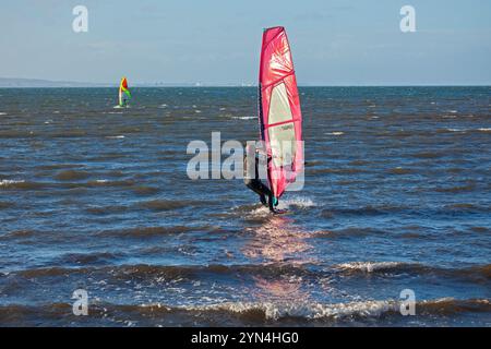 Longniddry, East lothian, Schottland, Großbritannien. 24. November 2024. Guter Wind für Kitesurf- und Windsurf-Wassersportarten, der auf dem Firth of Forth aussteigt, bevor morgen stärkere Sturmwinde von Storm Bert eintreffen, mit einer Richtung SSW bei 30 km/h und möglichen Böen bis zu 50 km/h, Temperatur bei 10 Grad Celsius. Quelle: Arch White/Alamy Live News. Stockfoto