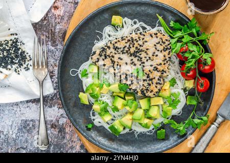 Sesam Thunfischsteak mit Avocadosalsa Stockfoto