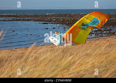 Longniddry, East lothian, Schottland, Großbritannien. 24. November 2024. Guter Wind für Kitesurf- und Windsurf-Wassersportarten, der auf dem Firth of Forth aussteigt, bevor morgen stärkere Sturmwinde von Storm Bert eintreffen, mit einer Richtung SSW bei 30 km/h und möglichen Böen bis zu 50 km/h, Temperatur bei 10 Grad Celsius. Quelle: Arch White/Alamy Live News. Stockfoto