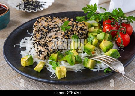 Sesam Thunfischsteak mit Avocadosalsa Stockfoto