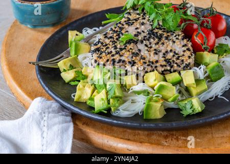 Sesam Thunfischsteak mit Avocadosalsa Stockfoto