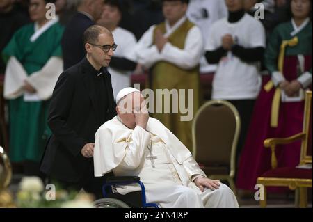 Vatikanstadt, Vatikan. November 2024. **NO LIBRI** Italien, Rom, Vatikan, 24.11.2024.Papst Franziskus feiert eine Heilige Messe am Weltjugendtag im Petersdom im Vatikan Foto von ALESSIA GIULIANI /Catholic Press Photo Credit: Independent Photo Agency Srl/Alamy Live News Stockfoto