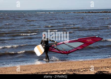 Longniddry, East lothian, Schottland, Großbritannien. 24. November 2024. Guter Wind für Kitesurf- und Windsurf-Wassersportarten, der auf dem Firth of Forth aussteigt, bevor morgen stärkere Sturmwinde von Storm Bert eintreffen, mit einer Richtung SSW bei 30 km/h und möglichen Böen bis zu 50 km/h, Temperatur bei 10 Grad Celsius. Quelle: Arch White/Alamy Live News. Stockfoto