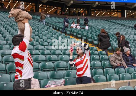 Japan-Fans kommen während des Autumn Nations Series-Spiels England gegen Japan am 24. November 2024 im Allianz Stadium, Twickenham, Vereinigtes Königreich (Foto: Mark Cosgrove/News Images) in Twickenham, Vereinigtes Königreich am 24. November 2024. (Foto: Mark Cosgrove/News Images/SIPA USA) Stockfoto