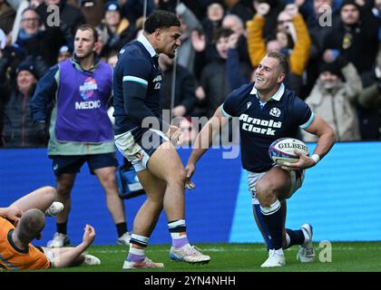 Edinburgh, Großbritannien. November 2024. Max Jorgensen aus Australien kann Duhan van der Merwe aus Schottland nicht aufhalten, Schottland beim Spiel der Autumn Nation Series im Murrayfield Stadium in Edinburgh den zweiten Versuch zu treffen. Der Bildnachweis sollte lauten: Neil Hanna/Sportimage Credit: Sportimage Ltd/Alamy Live News Stockfoto