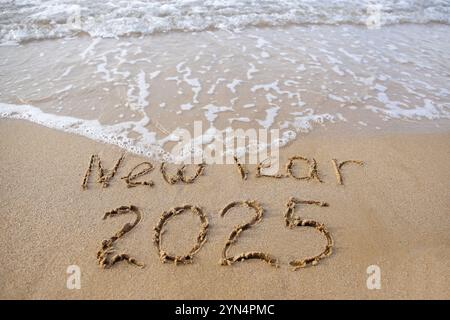 Die Inschrift 2025 auf dem Sand am Meer. Frohes Neues Jahr. Stockfoto