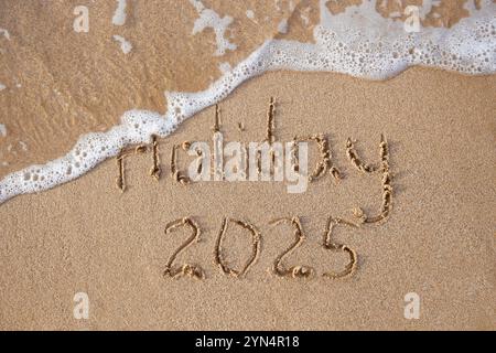 Die Inschrift 2025, Urlaub auf dem Sand am Meer. Frohes Neues Jahr. Stockfoto