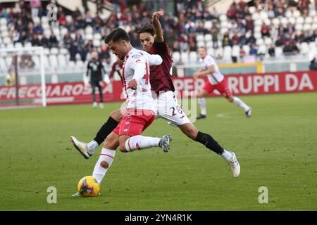 Samuele Ricci (Torino FC) gegen Andrea Carboni (AC Monza) während des Turino FC gegen AC Monza, italienisches Fußball Serie A Spiel in Turin, Italien, 24. November 2024 Stockfoto