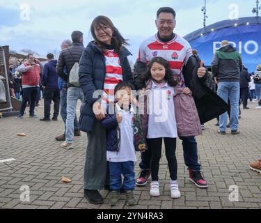 London, Großbritannien. London, Großbritannien. November 2024. November 2024; Allianz Stadium, London, England: Herbst Rugby International, England gegen Japan; Eine japanische Familie vor dem Spiel Credit: Action Plus Sports Images/Alamy Live News Credit: Action Plus Sports Images/Alamy Live News Stockfoto
