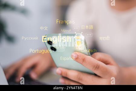 Frauen nutzen Smartphone mit Translator App, Translator App, Sprachkurs und e-Learning Konzept, Übersetzung oder Übersetzung in der mobilen App weltweit Stockfoto