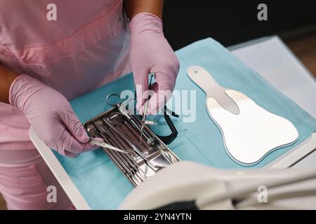 Halten von Dentalinstrumenten in Handschuhen Vorbereitung auf den Eingriff Stockfoto