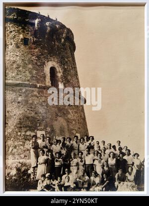 Foto des Torre d'en Rovira (Elvissa) mit einer Gruppe von Besuchern und Eveli Torent, ca. 1925-1936, Anonym, MNAC, Museu Nacional D’Art de Catal Stockfoto