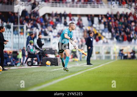 Turin, Italien. November 2024. Refree während der italienischen Serie A, Fußballspiel zwischen dem FC Torino und dem AC Monza am 24. November 2024 im Stadio Olimpico Grande Torino, Italien, Credit: Nderim Kaceli/Alamy Live News Stockfoto