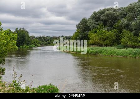 Natürliche Landschaft eines Flusses von Käfern an der Grenze zwischen polen und Weißrussland Stockfoto