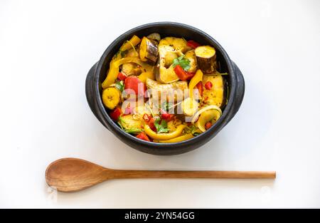 Typisch brasilianischer tropischer Fischeintopf mit Palmöl, Kokosmilch und traditionellen Strandgewürzen. Moqueca Stockfoto