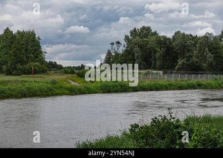 Natürliche Landschaft eines Flusses von Käfern an der Grenze zwischen polen und Weißrussland Stockfoto