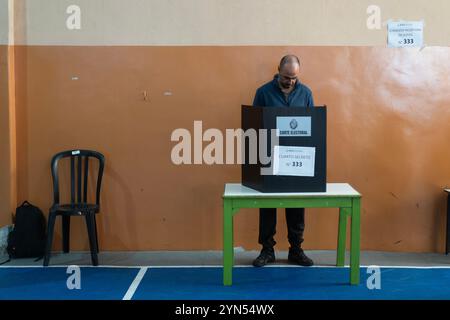 Montevideo, Uruguay. November 2024. Ein Mann stimmt für die zweite Runde der Präsidentschaftswahlen in einem Wahllokal in Montevideo, Uruguay, am 24. November 2024. Die zweite Runde der Präsidentschaftswahlen in Uruguay findet am Sonntag statt. Quelle: Mart¨ªn Zabala/Xinhua/Alamy Live News Stockfoto