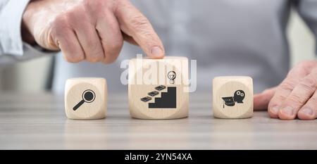 Holzblöcke mit Symbol für Weiterbildungskonzept Stockfoto