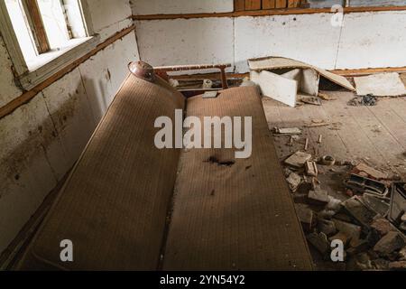 Das Innere eines alten und verlassenen Holzhauses auf dem Land Stockfoto
