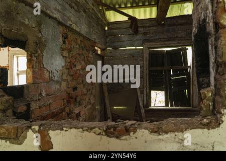 Das Innere eines alten und verlassenen Holzhauses auf dem Land Stockfoto